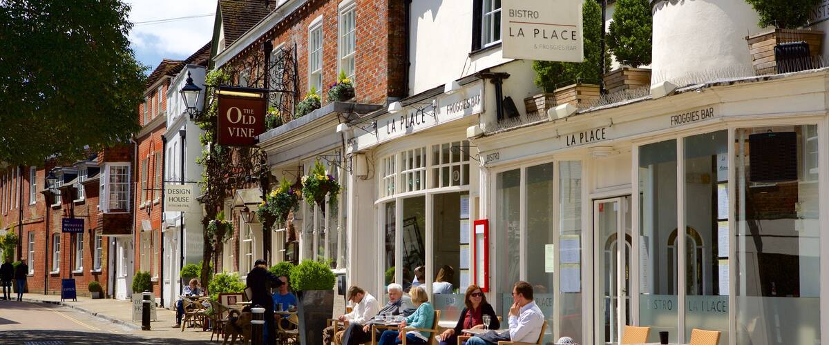 Hampshire mostrando cenas de rua e jantar ao ar livre assim como um pequeno grupo de pessoas