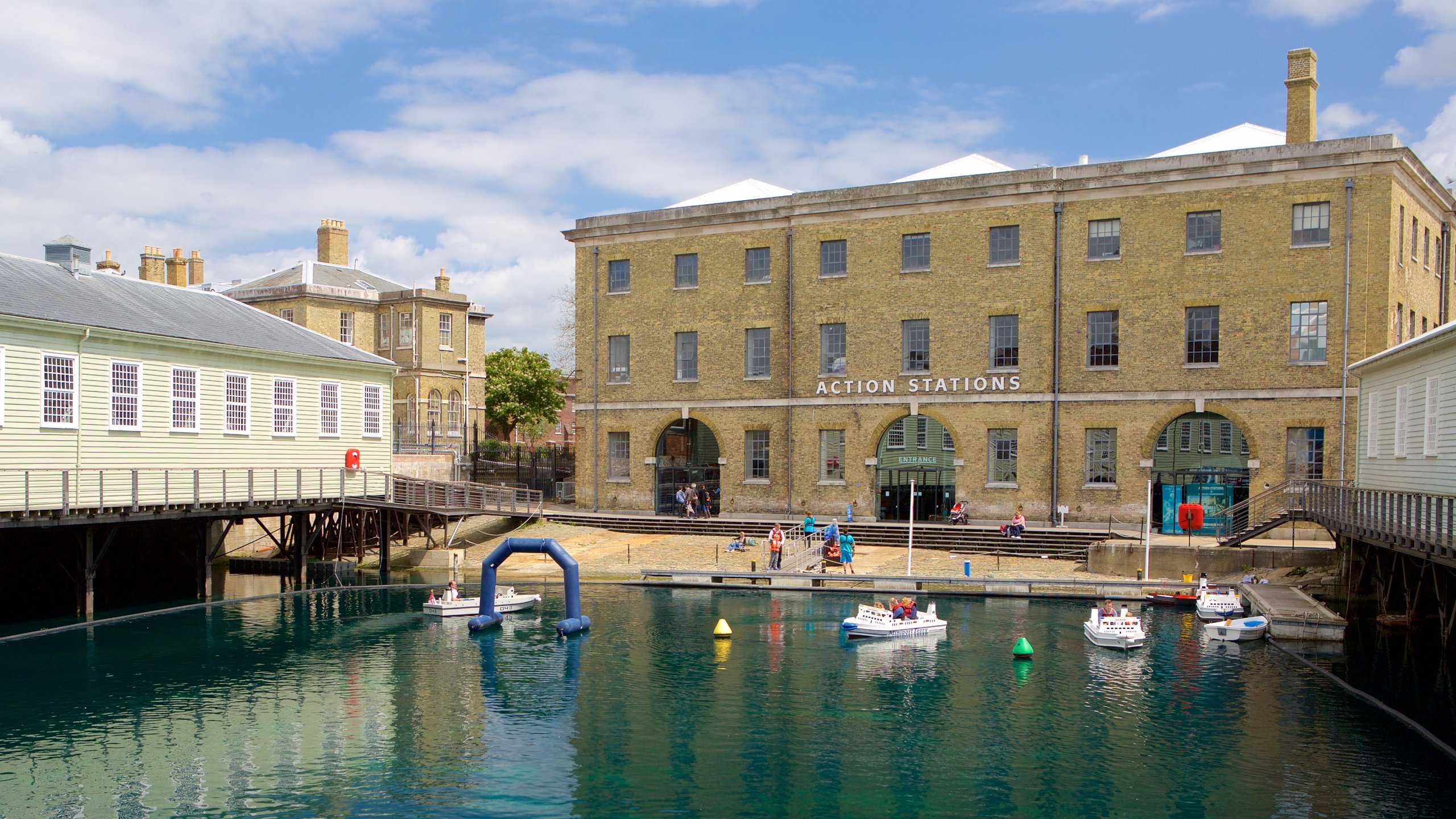 Portsmouth Historic Dockyard som visar en marina