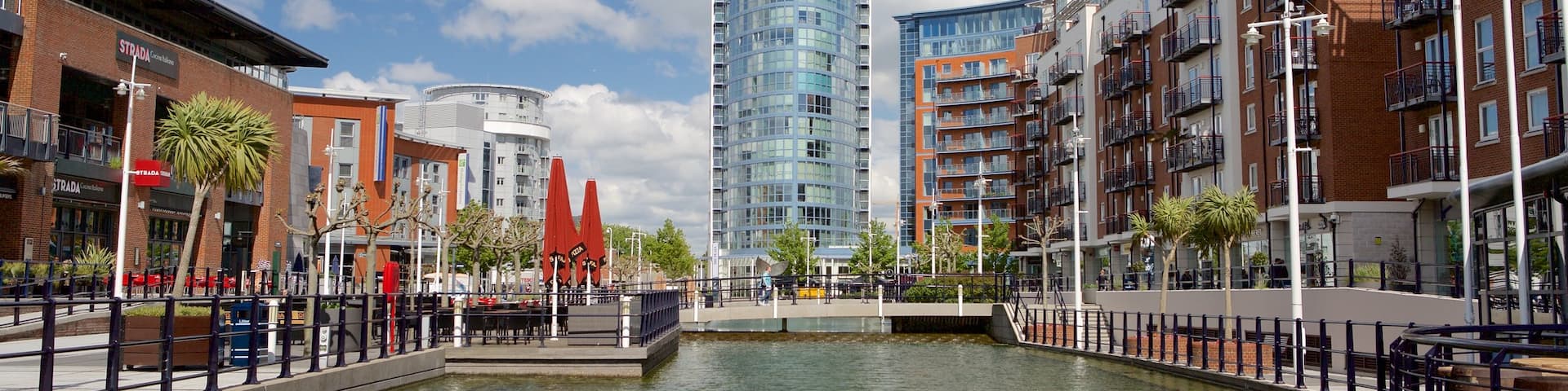 Gunwharf Quays mostrando arquitectura moderna y un río o arroyo