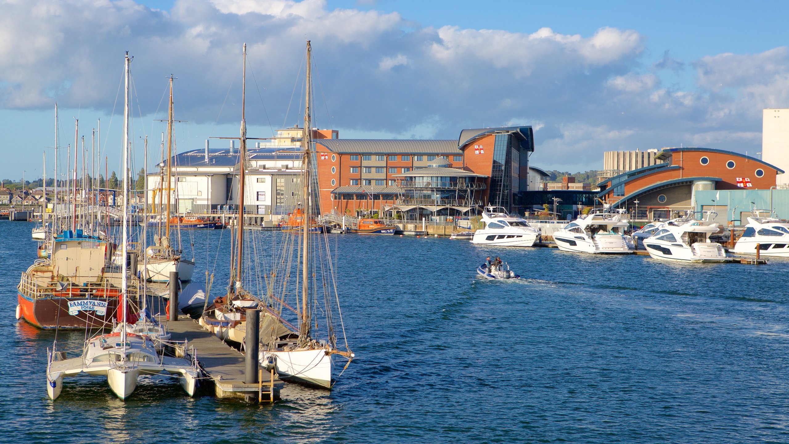 Port de Poole montrant rivière ou ruisseau et patrimoine architectural