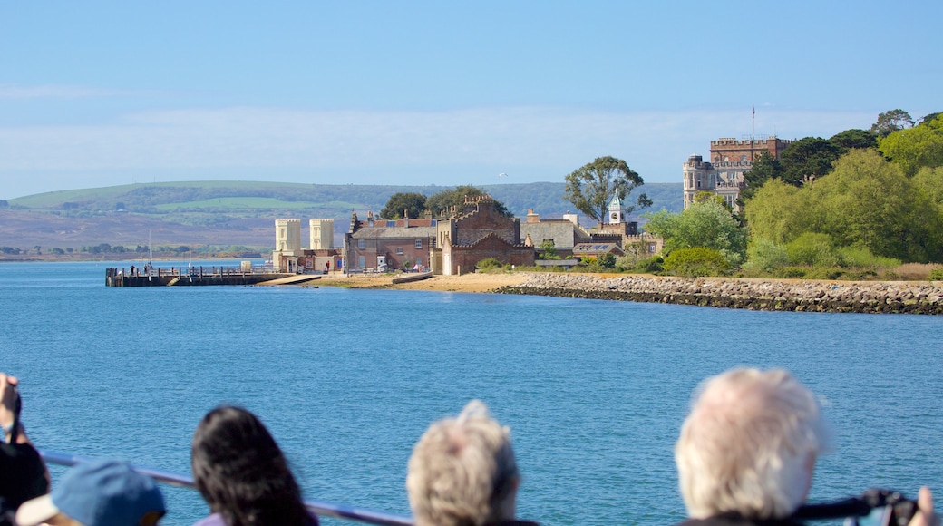 Brownsea Castle mostrando arquitectura patrimonial y un río o arroyo