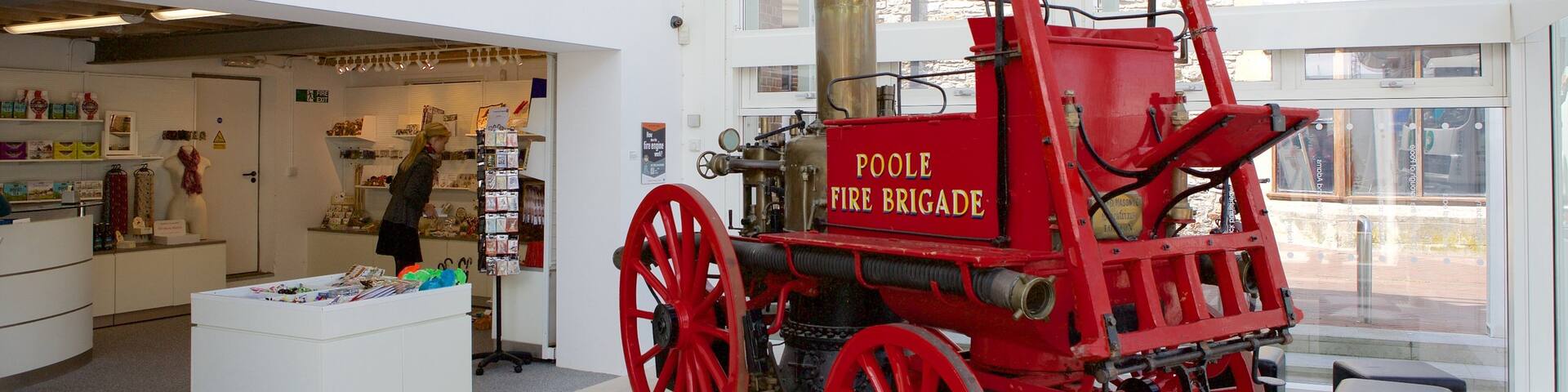Poole Museum qui includes vues intérieures