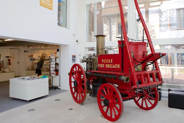 Poole Museum qui includes vues intérieures