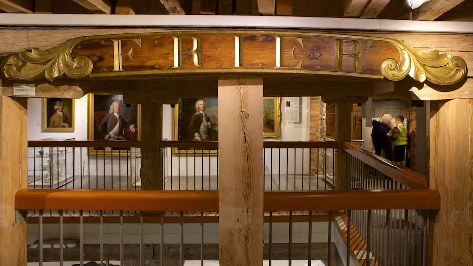 Poole Museum montrant vues intérieures et signalisation