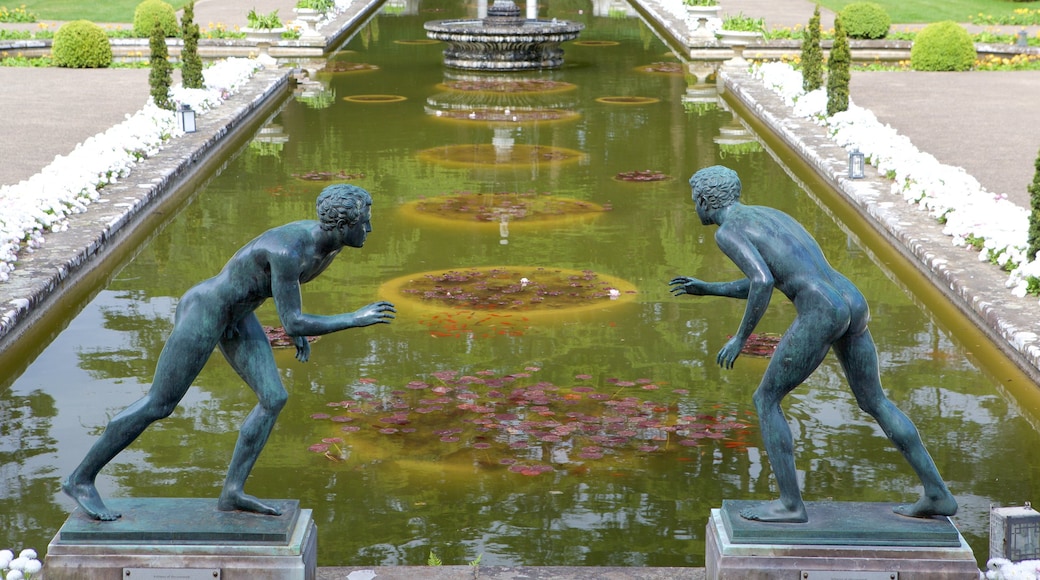 Compton Acres ofreciendo un parque, una estatua o escultura y una fuente