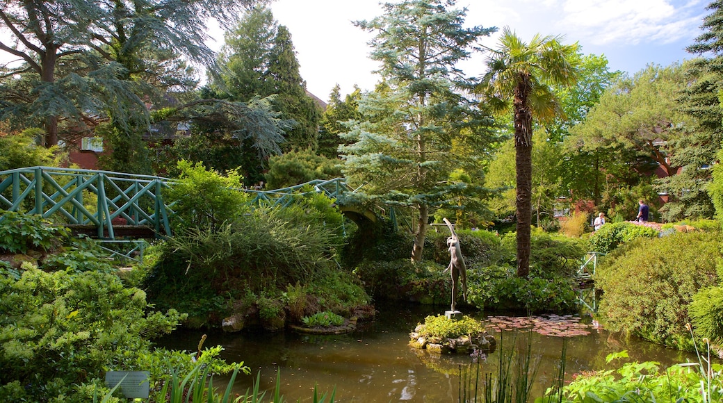 Compton Acres mit einem Wälder, Teich und Brücke