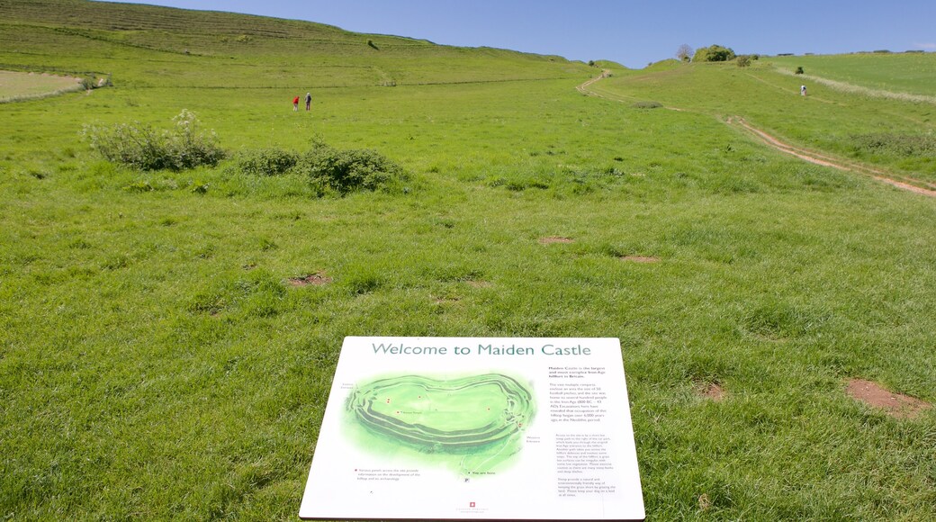 Maiden Castle ofreciendo señalización y escenas tranquilas