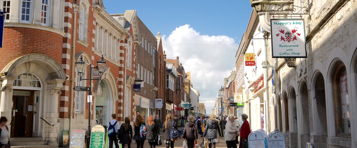 Dorchester featuring street scenes as well as a large group of people