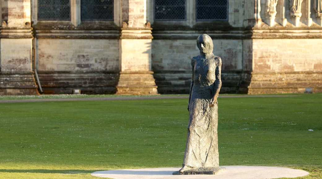 Salisbury Cathedral que inclui uma estátua ou escultura