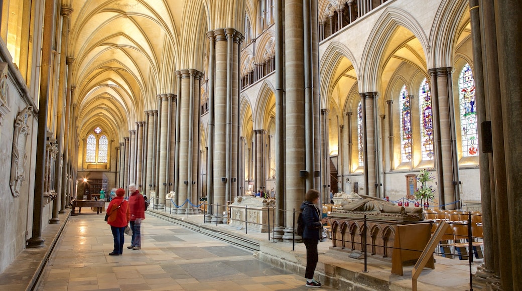 Catedral de Salisbury mostrando vista interna y también un pequeño grupo de personas