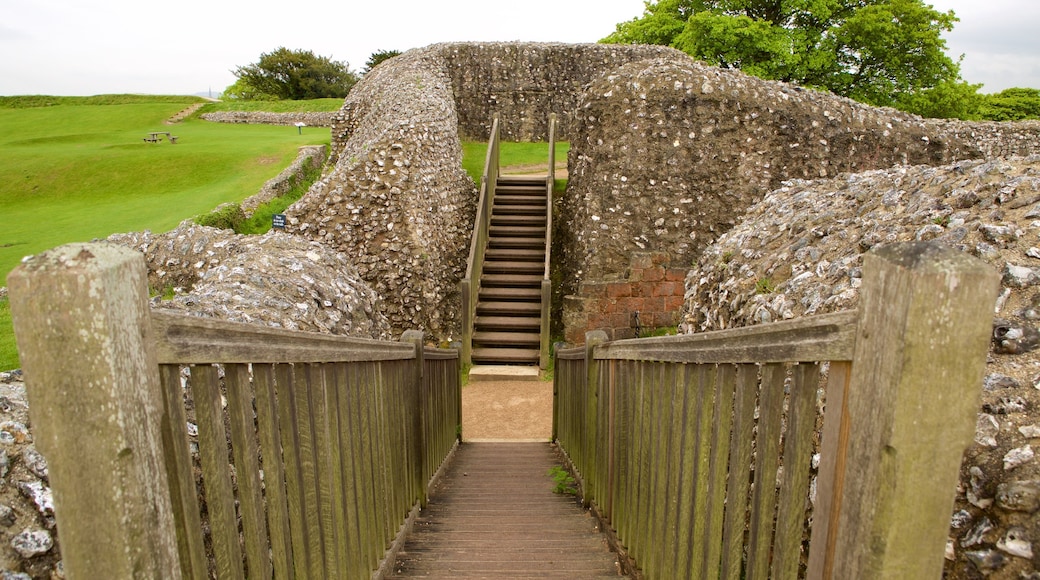 Old Sarum que incluye ruinas de edificios