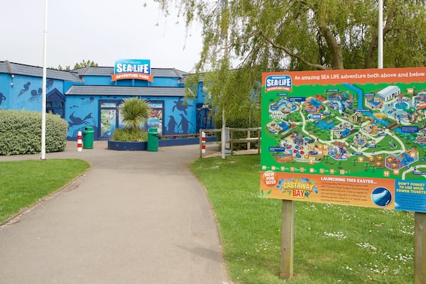 Sea Life Park som inkluderar skyltar och havsdjur