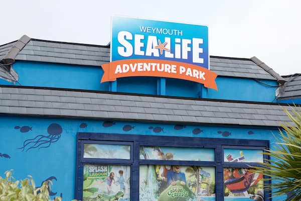 Sea Life Park som inkluderar havsdjur och skyltar
