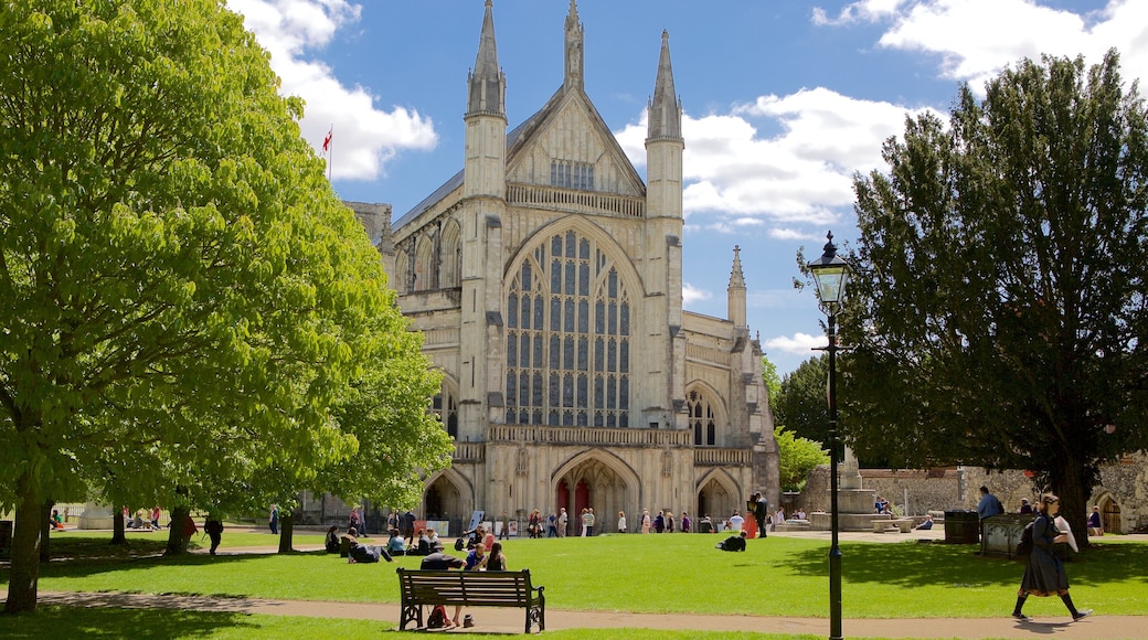 Winchester Cathedral showing a garden, heritage architecture and religious elements