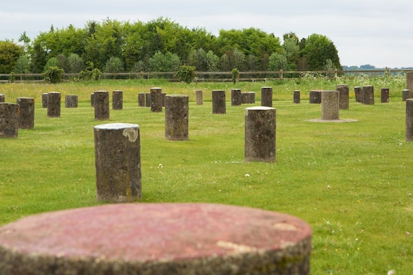 Woodhenge das einen ruhige Szenerie, Outdoor-Kunst und Monument