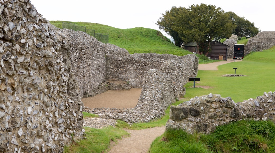 Old Sarum mostrando ruinas de edificios y elementos del patrimonio