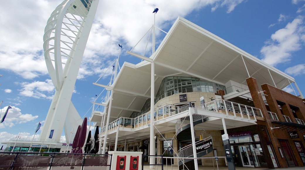 Spinnaker Tower som inkluderar modern arkitektur
