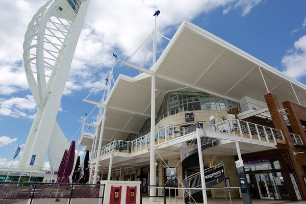 Spinnaker Tower mit einem moderne Architektur