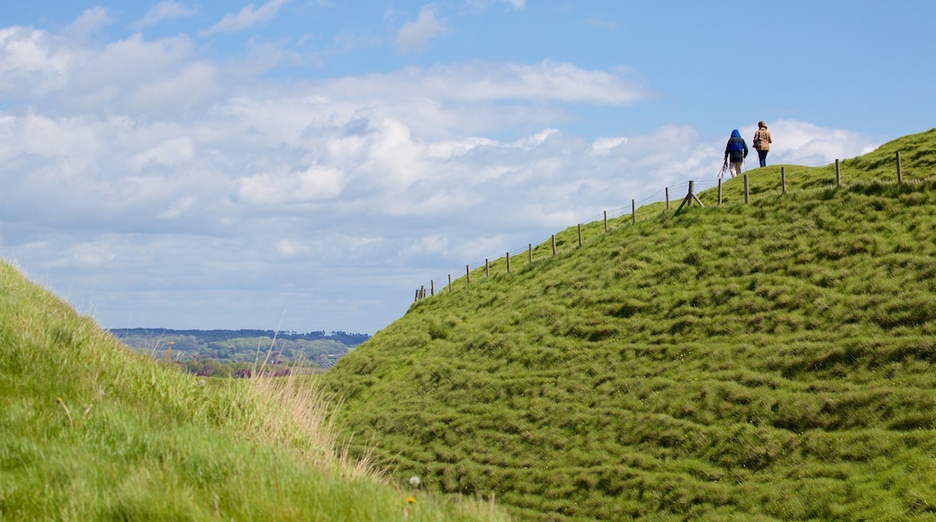 Maiden Castle ofreciendo escenas tranquilas y también una pareja