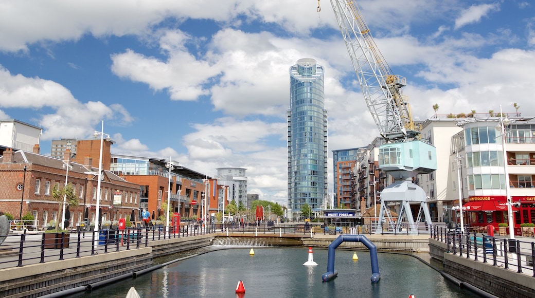 Gunwharf Quays inclusief een baai of haven
