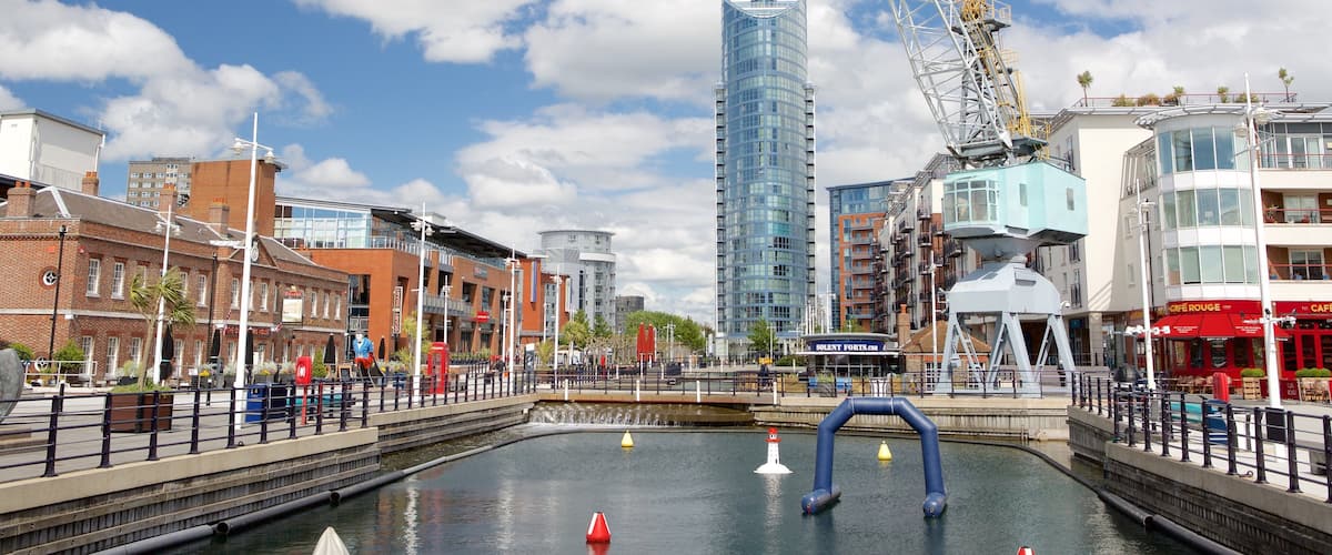 Gunwharf Quays mostrando una bahía o puerto