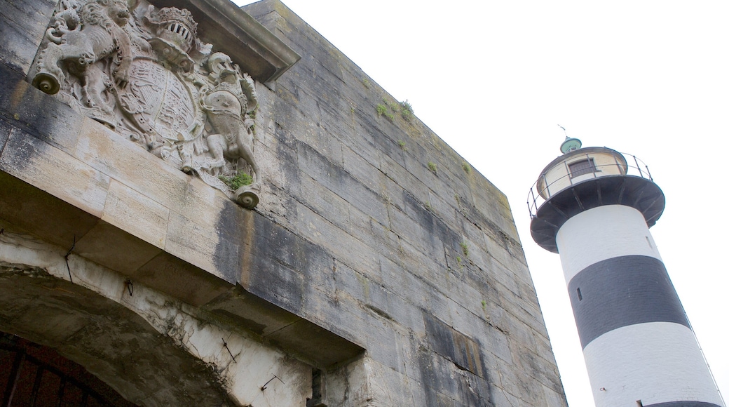 Southsea Castle caracterizando um pequeno castelo ou palácio, elementos de patrimônio e um farol