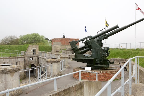 Nothe Fort som visar historiska element och ett slott