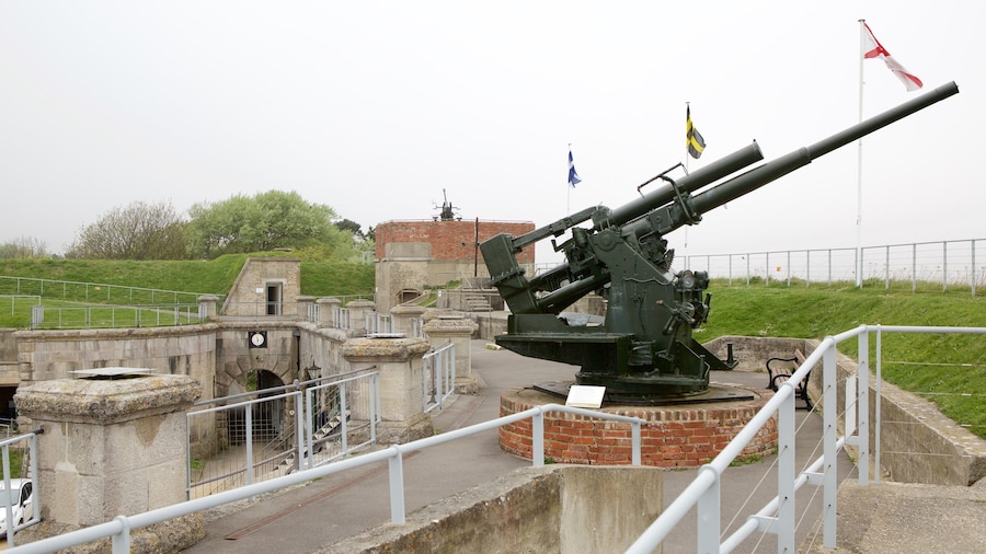 Nothe Fort che include oggetti d\'epoca e castello o palazzo