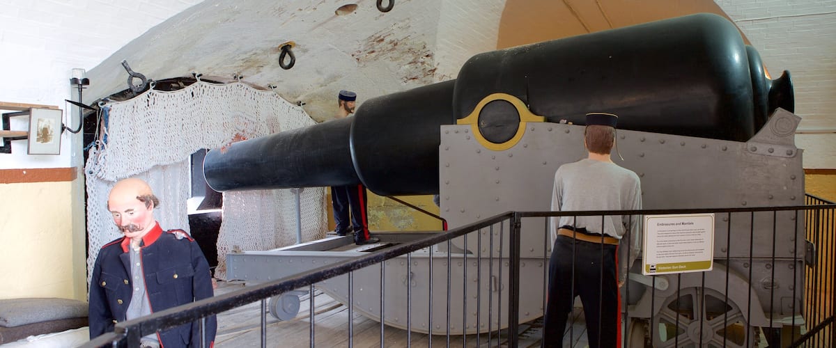 Nothe Fort que incluye elementos del patrimonio, una estatua o escultura y castillo o palacio