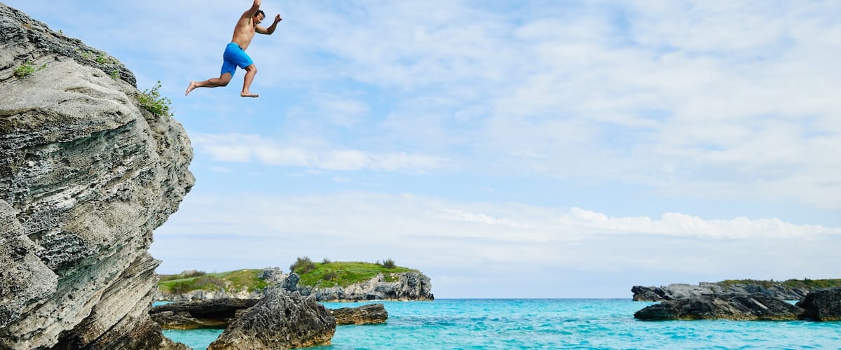 Bermudas mostrando litoral rochoso assim como um homem sozinho