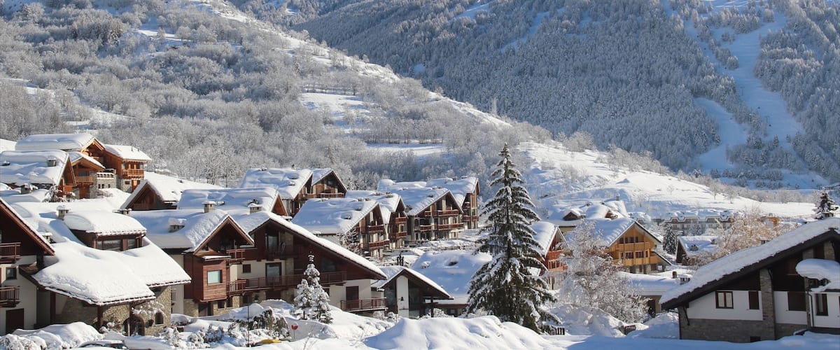 Bardonecchia caratteristiche di montagna, piccola città o villaggio e neve