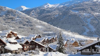 Bardonèche montrant montagnes, neige et petite ville ou village