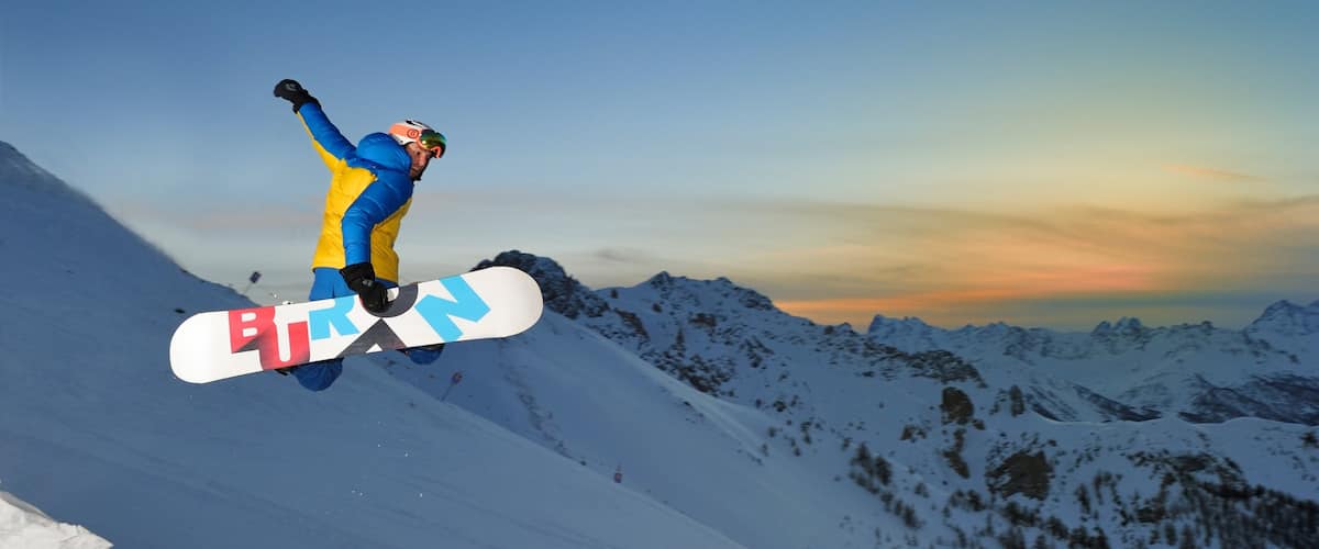 Bardonecchia Ski Resort featuring nightlife, mountains and snowboarding
