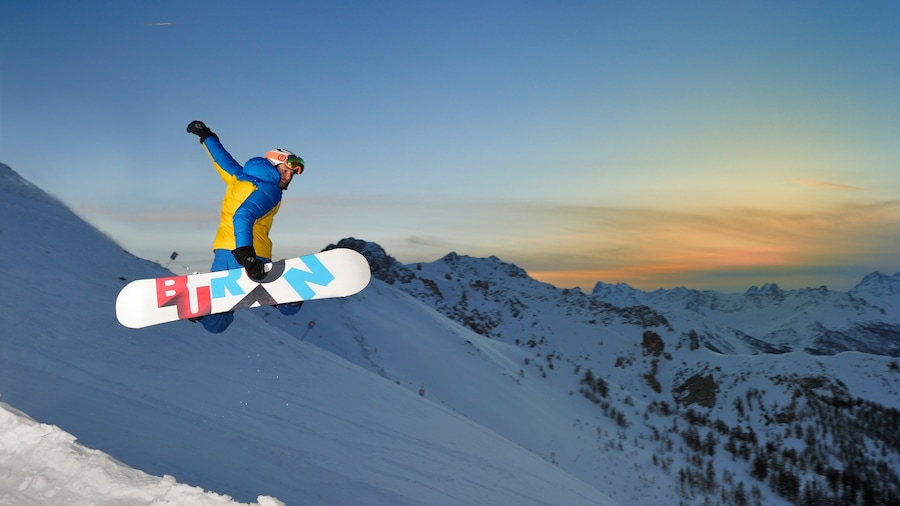 Estación de esquí de Bardonecchia que incluye snowboard, escenas de noche y montañas
