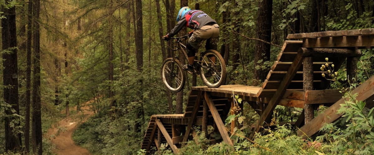 Station de ski de BardonĂšche mettant en vedette scĂšnes forestiĂšres et VTT