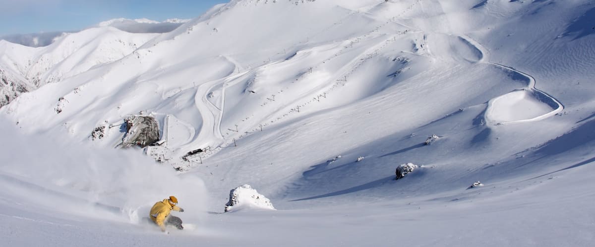 Mount Hutt showing snow, snow boarding and mountains