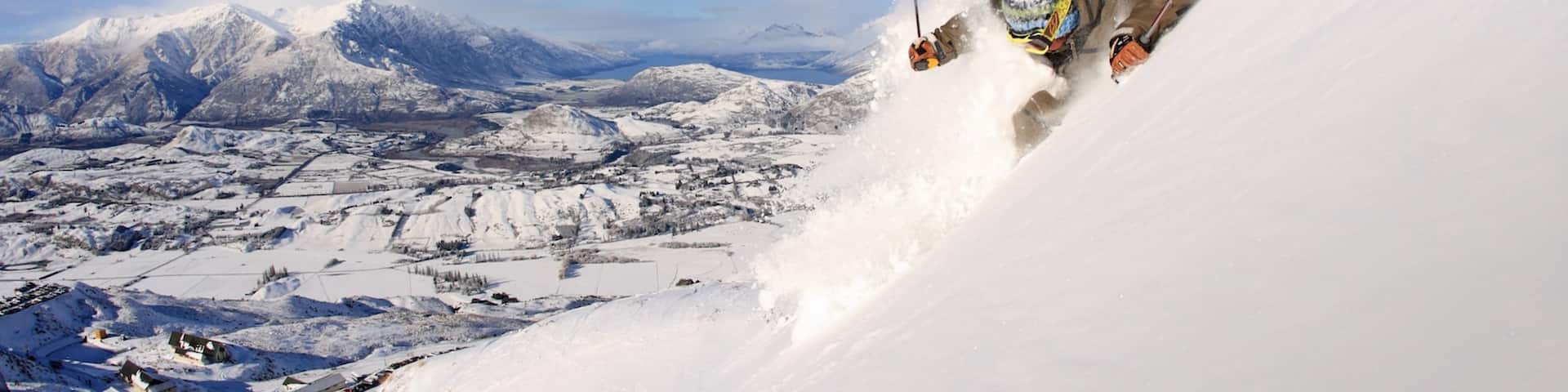 Estación de esquí Coronet Peak mostrando nieve y esquiar en la nieve