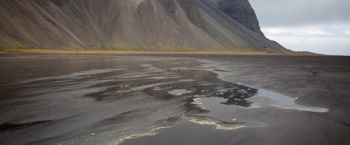 Höfn ofreciendo vistas generales de la costa, neblina o niebla y montañas