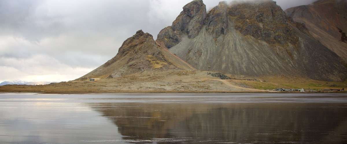 Höfn mostrando vistas generales de la costa, montañas y neblina o niebla