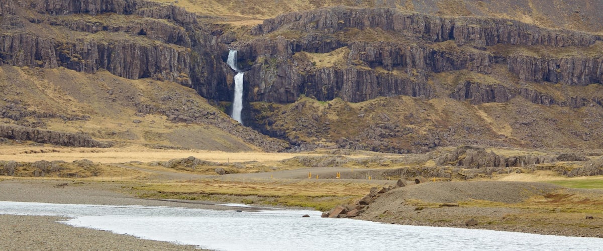 Islandia Oriental que incluye montañas, vistas generales de la costa y una catarata