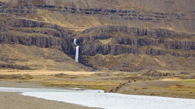 Austurland qui includes cascade, montagnes et vues littorales