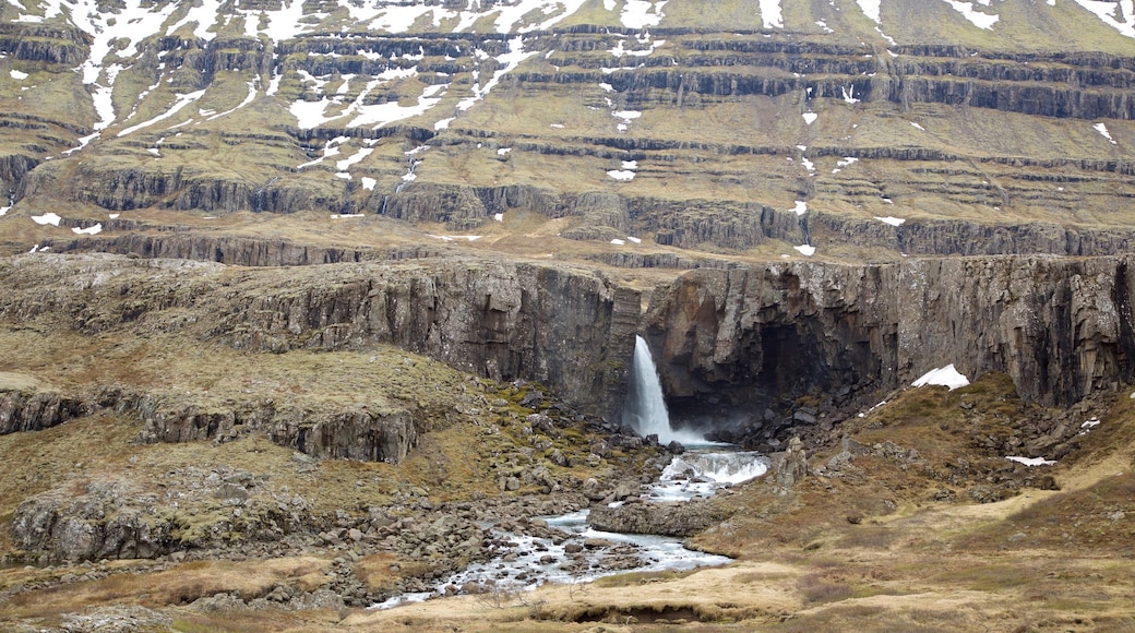 Austurland qui includes chute d\'eau et montagnes