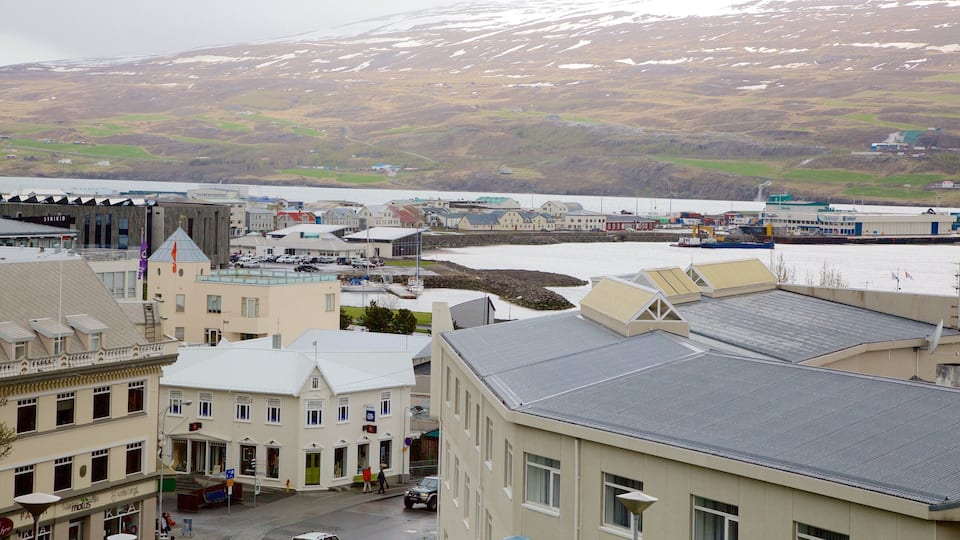 Akureyri mit einem Nebel und Kleinstadt oder Dorf