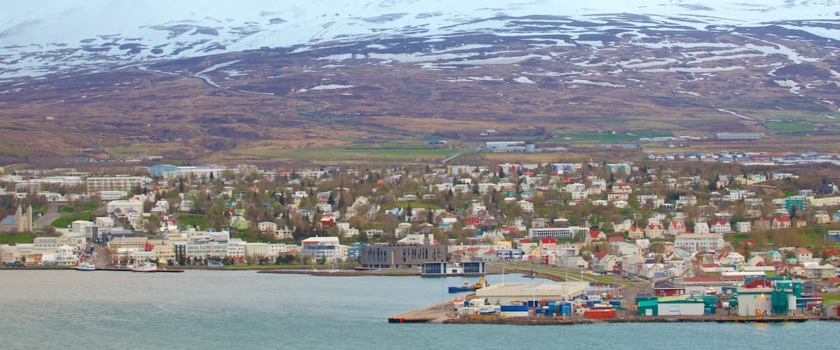 Akureyri mostrando una ciudad costera