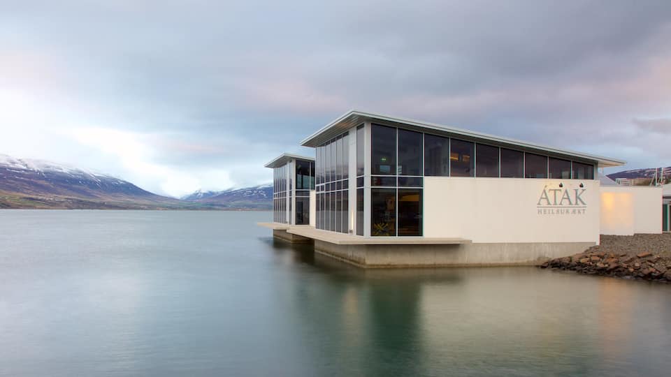 Akureyri mit einem moderne Architektur und allgemeine Küstenansicht