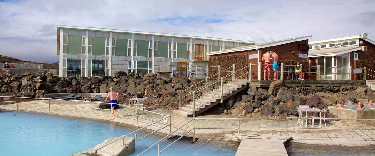 Baños naturales de Myvatn que incluye un hotel o resort de lujo y una fuente termal y también un pequeño grupo de personas