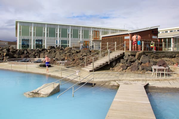 Naturbad Mývatn das einen heiße Quelle und Luxushotel oder Resort sowie kleine Menschengruppe