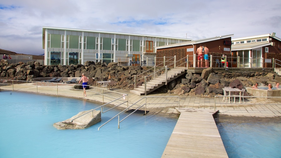 Bể tắm tự nhiên Myvatn có tính năng suối nước nóng và khách sạn sang trọng hoặc resort cũng như nhóm nhỏ
