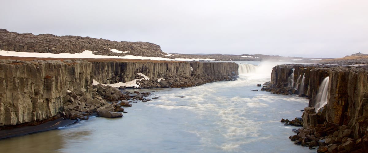 Skinnastadur toont een waterval, een kloof of ravijn en een rivier of beek