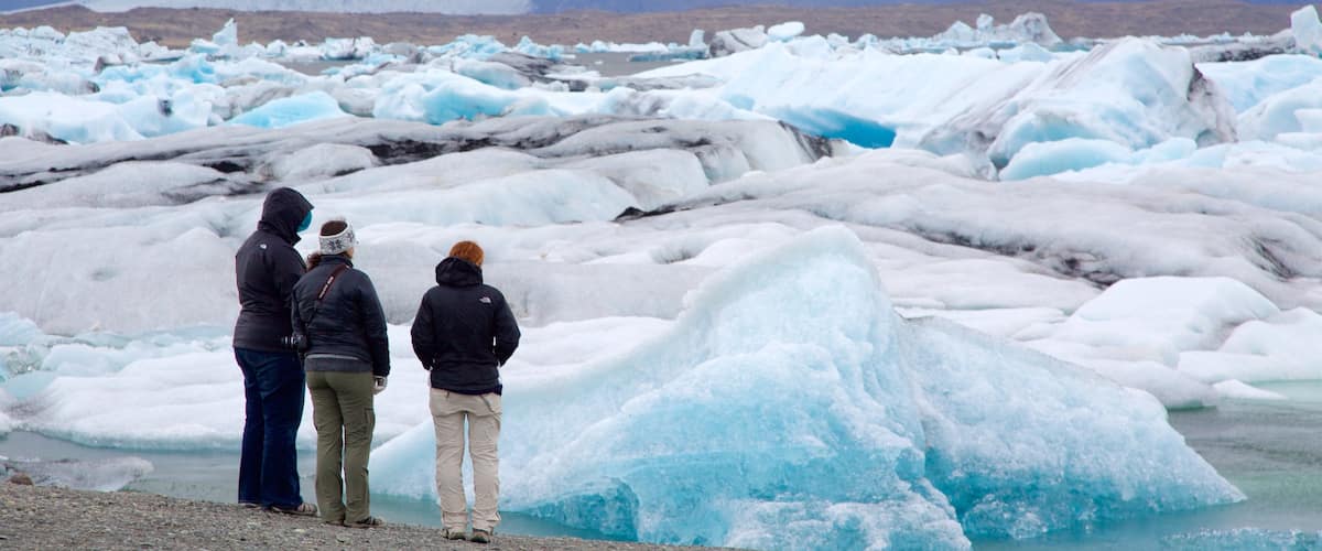 Jökulsárlón-meer inclusief sneeuw en ook een klein groepje mensen